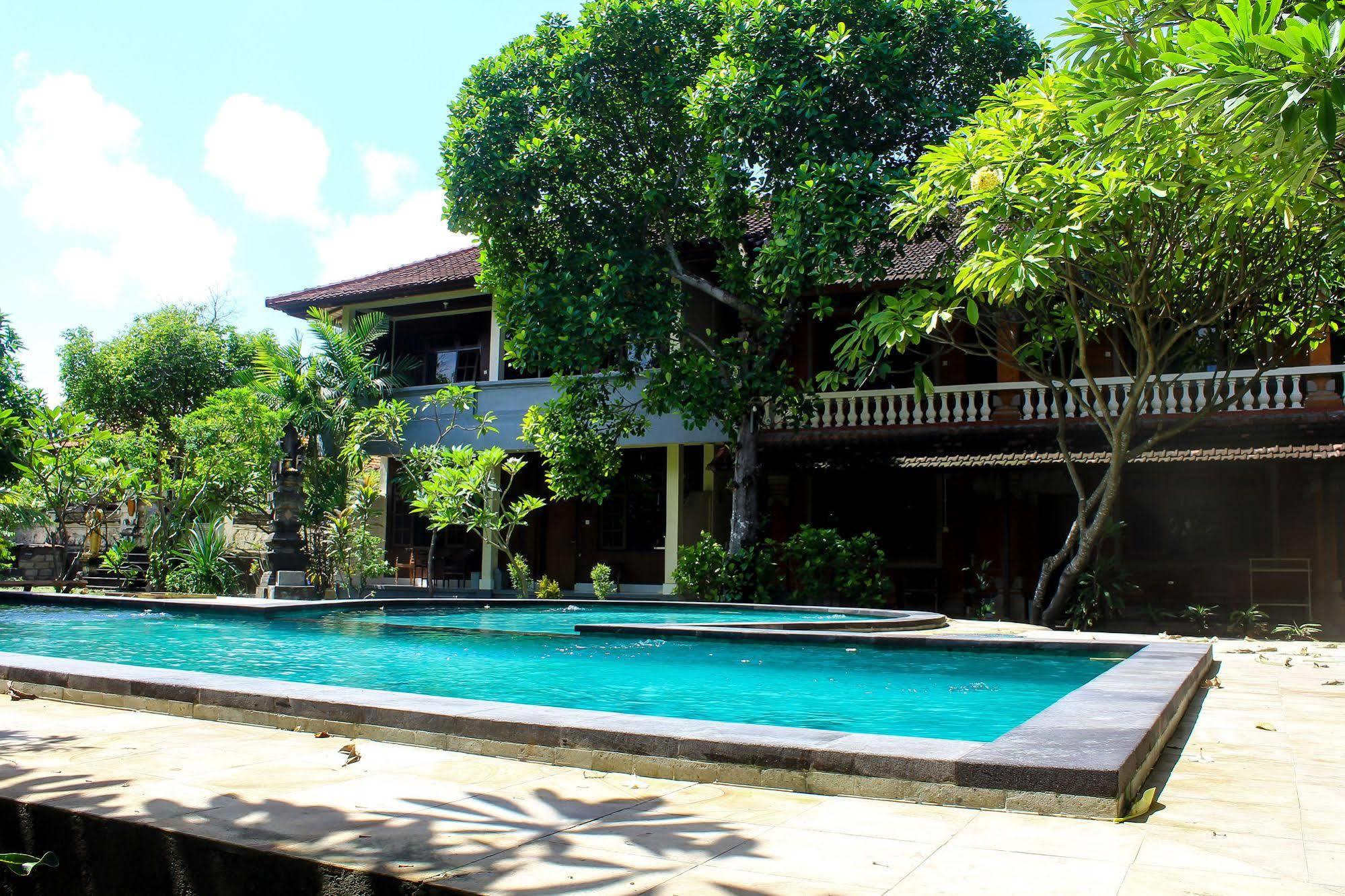 Budhi Beach Inn Kuta  Ngoại thất bức ảnh