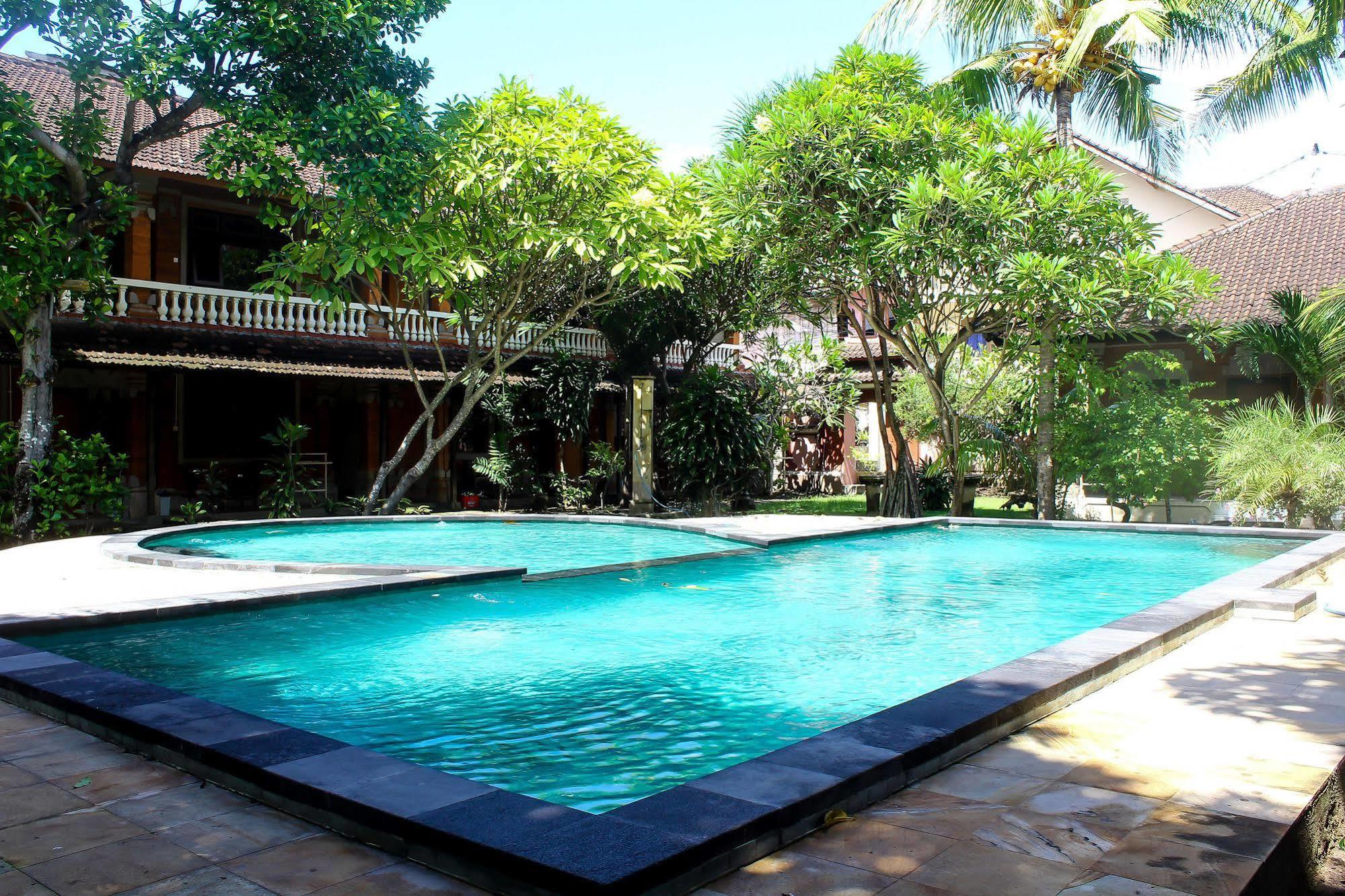 Budhi Beach Inn Kuta  Ngoại thất bức ảnh